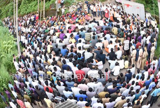protest against hand over part of burial ground 1